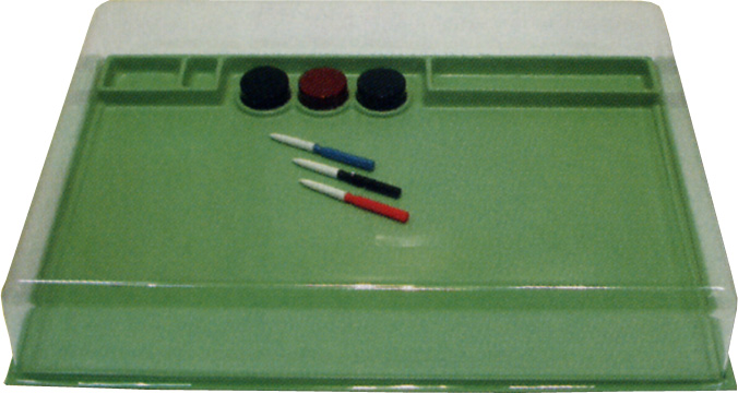 Arbeitsplatte mit Ölgarnitur und Glocke