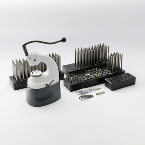 Triebnietmaschine Star, Sockel, 104 Punzen, 12 Stempel, 15 Amboss, im Koffer